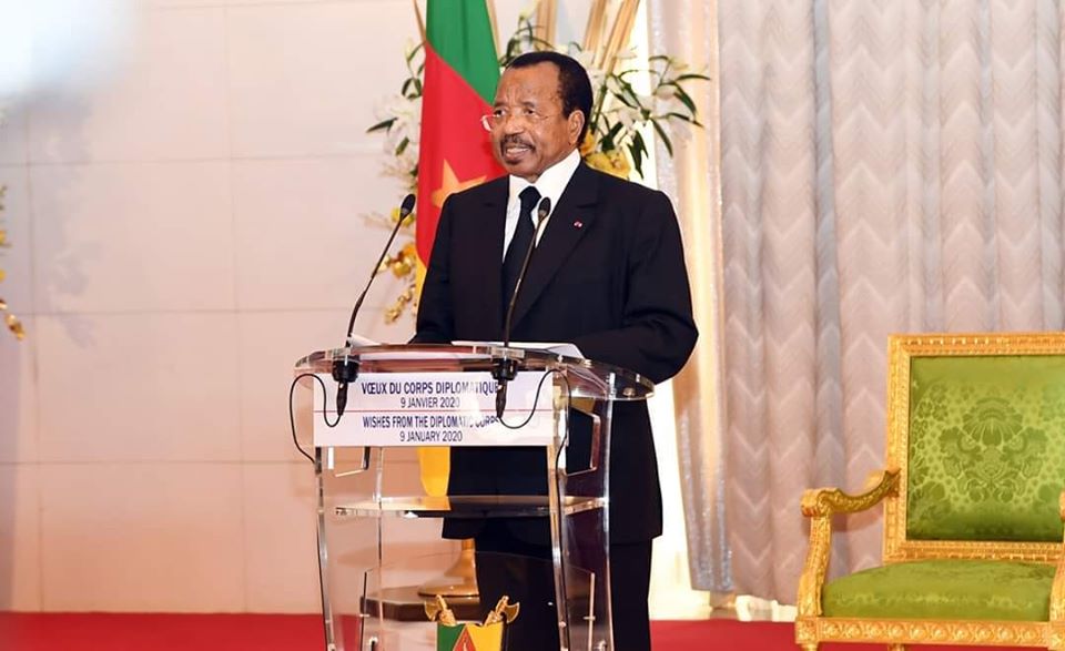 « Le monde peut-il continuer à évoluer dans un contexte de ‘’guerre commerciale’’, de méfiance entre les États, d’incompréhension entre gouvernants et gouvernés ? » Paul Biya pose la question aux diplomates accrédités au Cameroun au cours de la cérémonie de présentation des vœux du nouvel an, le 9 janvier 2020 au Palais de l’Unité à Yaoundé.