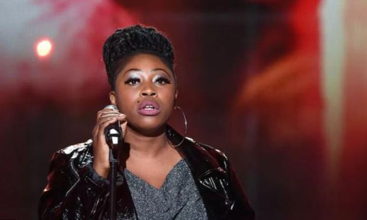 Après une prestation époustouflante sur la scène de « The Voice France » lors des auditions à l’aveugle, samedi 25 janvier 2020, la chanteuse camerounaise a mis tout le monde d’accord, n’en déplaisent à certains rabat-joie, qui ont voulu déteindre cette performance vocale unique et atypique. Mais c’était sans compter sur le patriotisme des fans camerounais, qui ont fait front commun sur la toile, afin de défendre cette digne représente du vert-rouge-jaune et partant l’image de marque du Cameroun.