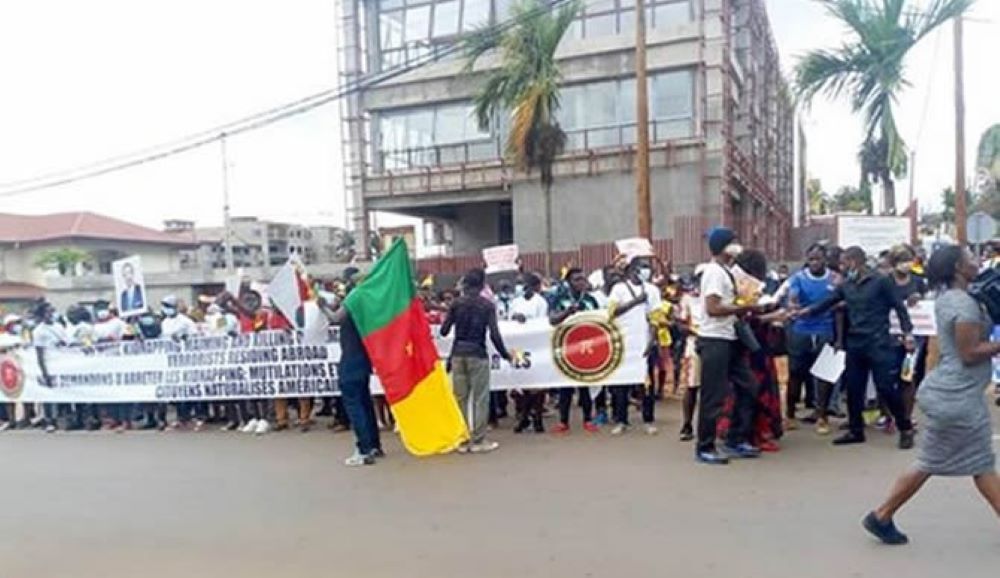 Après l’ambassade des Etats-Unis d’Amérique, des patriotes camerounais comptent poursuivre leur mobilisation devant le Haut-commissariat de Grande-Bretagne dans la capitale camerounaise. Ces représentations diplomatiques sont accusées de soutenir la barbarie sécessionniste dans les régions anglophones du Cameroun.