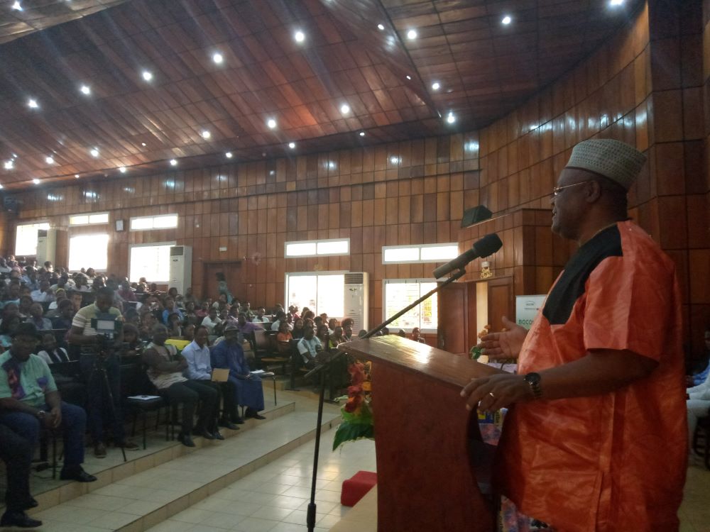 Le président directeur général du Groupe Bocom était l’hôte de la deuxième édition des « Rendez-vous de Saint Jérôme » hier mercredi 25 novembre 2020 à Douala. Le capitaine d’industrie qui pèse plusieurs milliards de francs CFA, a prescrit l’entreprenariat aux étudiants de la Catho en lieu et place de la fonction publique.