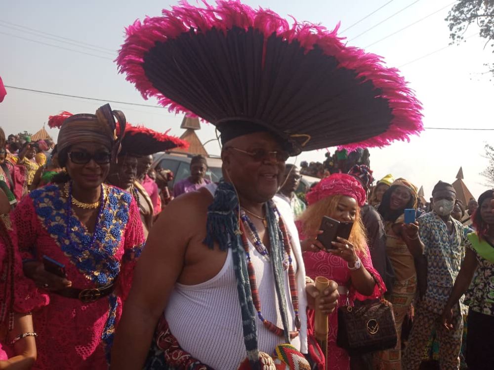 Profondément attaché aux valeurs ancestrales, le Président directeur général du Groupe Bocom a dansé avec les sexagénaires de Bansoa, son village natal le 26 décembre 2020 dans le cadre de la célébration de la cérémonie du clan d’âge baptisée : « le Ndeuk ». Retour sur cette cérémonie traditionnelle riche en symboles.  