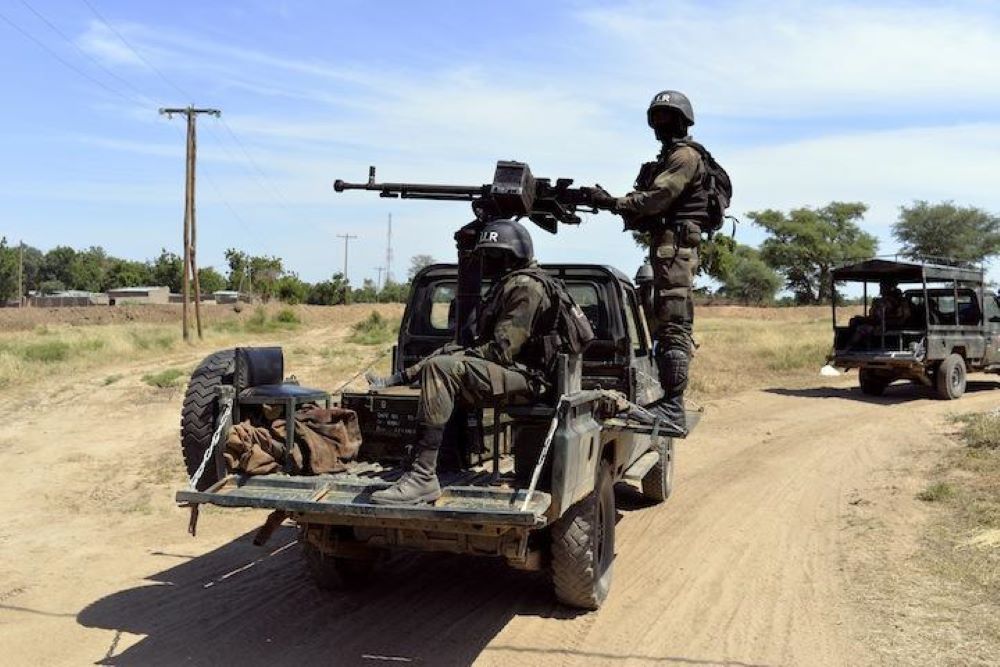 Le dimanche 17 septembre 2021, c’est l’horreur. Deux véhicules blindés des forces de défense tombent dans une embuscade et sont pris à partie à l’aide de grenades et de lance-roquetes.Ce dernier épisode est une gradation de la menace dont il est important d’en analyser les marqueurs en vue de l’évaluation des enjeux et défis sécuritaires de cette région.