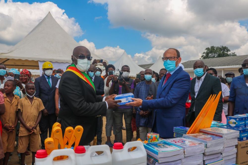 «L’école créée en 1992 se trouvait dans un état vétuste. Grâce à ce don, nos élèves évolueront désormais dans un environnement scolaire approprié. Nous remercions le Groupe Bolloré pour cet élan de cœur», s’est réjoui Martin Ngangya, Directeur de l’école.