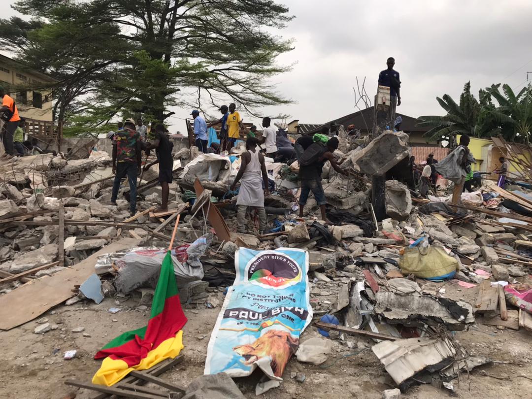 Le drapeau de la République du Cameroun et le logo portant l’effigie du chef de l’Etat sont trainés dans la boue au marché central de la capitale économique