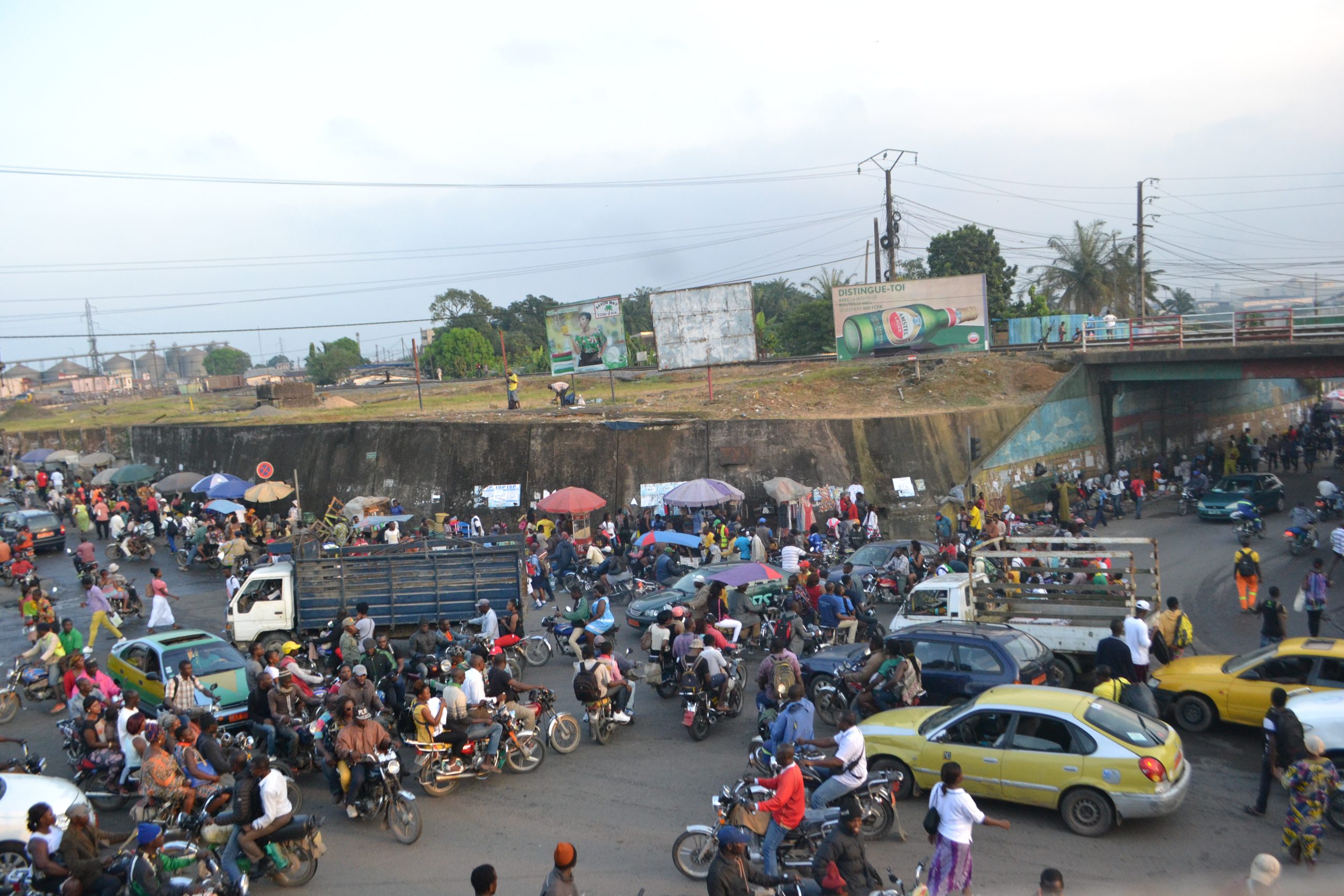 Reconnu comme étant le plus grand carrefour de la sous-région Afrique centrale, Ndokoti, à cheval entre le 3ème et le 5ème arrondissement de Douala au Cameroun, est de plus en plus en proie aux bouchons.