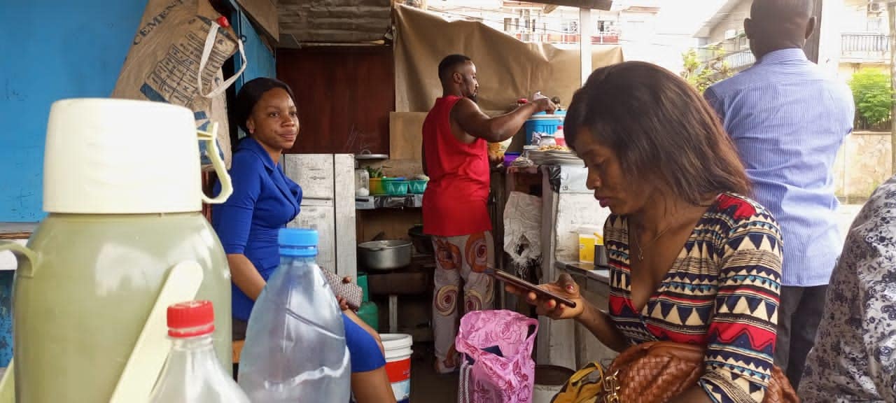 Agé de 32 ans, ce jeune camerounais gère depuis trois ans, un tournedos situé au lieu-dit «Hôtel Sportif» au quartier Bonapriso à Douala, au Cameroun. Son lieu de travail est situé à un jet de pierre de son domicile.