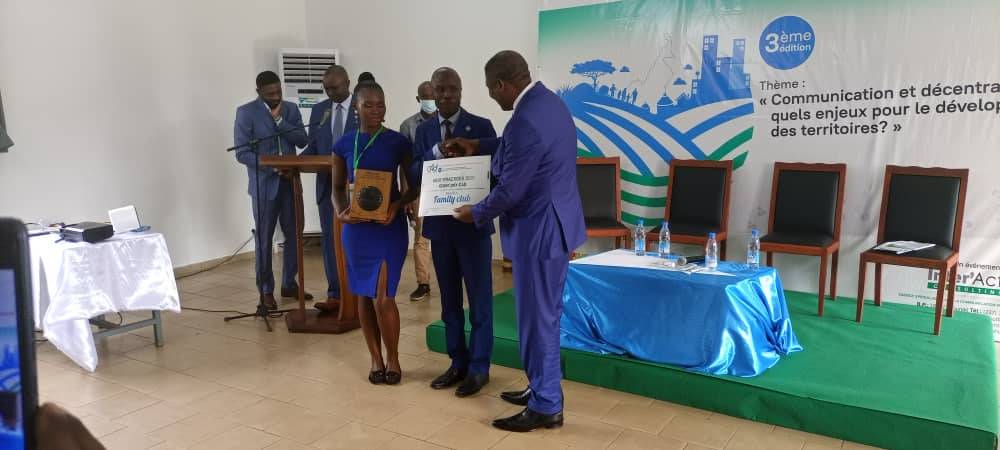 C’était à l’occasion du 3ème Salon professionnel de la communication pour le développement tenu le 16 juin dernier à Yaoundé. Le prix a été décerné par le cabinet Inter’Activ Consulting sous le parrainage du ministère de la Communication