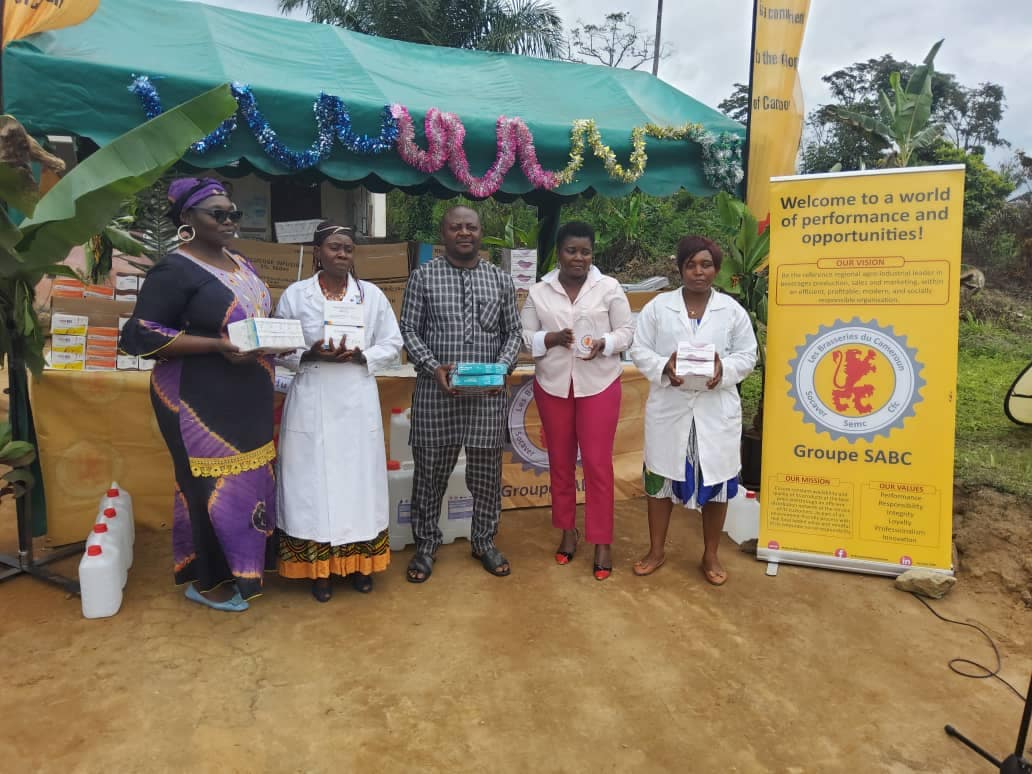Après la remise de 8 couveuses 100% camerounaises, 1000 litres de gel hydro-alcoolique à 8 formations sanitaires du pays le 16 août 2022, la mission humanitaire du Groupe la Société anonyme des Brasseries du Cameroun (SABC), s’est rendue, le 25 août, au Centre de santé intégré (CSI) d’Akomessing, région du Sud.
