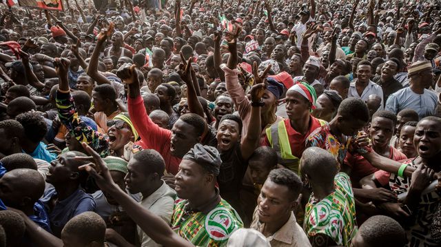 Les partis politiques pullulent, se décomposent, et se recomposent pendant que d’autres naissent. Ces partis ont en commun leur ignorance des enjeux économiques mondiaux, et leur soumission au diktat économique des institutions financières occidentales. Voilà résumé l’environnement politique africain.