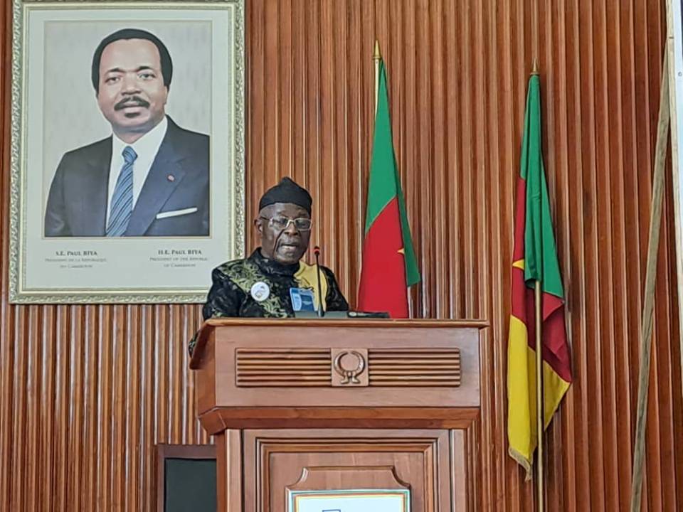 Le professeur émérite des universités et président fondateur de AfricAvenir a pris part au colloque international organisé, du 25 au 28 octobre 2022 au Palais des Congrès de Yaoundé par le Centre international de recherche et de documentation sur les traditions et les langues africaines (Cerdotola) sur le thème « Assises pour une novelle pensée africaine ». Ci-dessous, l’intégralité de sa déclaration.  