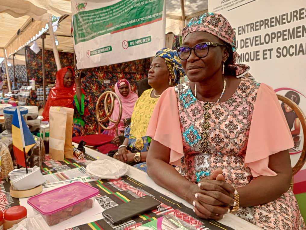 En service dans une organisation internationale au Tchad, Djimtoïngar Mémadji Reoutou, a quitté son emploi pour des raisons de regroupement familial à l’étranger. Sur sa terre d’accueil, devenue une femme au foyer, elle a mis à profit ses nombreuses heures de permanence. Tout a débuté à l’époque par l’élevage. Aujourd’hui elle produit des huiles végétales et emploie une douzaine de personnes à Ndjamena.