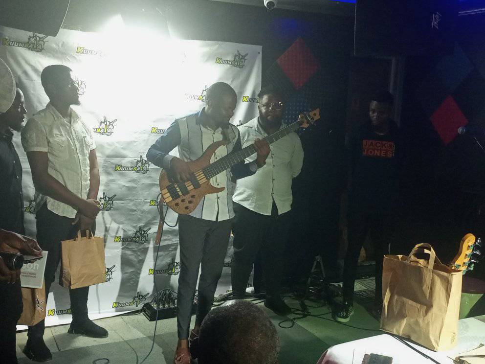 A 26 ans, Joseph Keng remporte la première édition du concours André Manga Bass Contest, tenue le 14 mai 2023 à Douala.