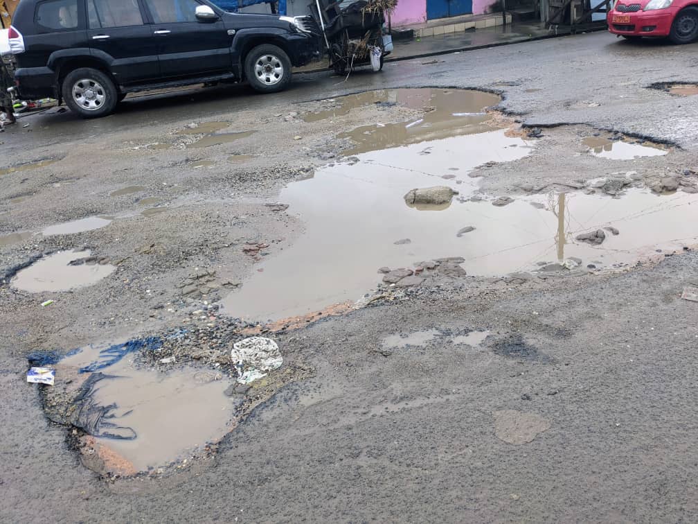 La route du campus universitaire de Douala est dans un état de dégradation avancée.