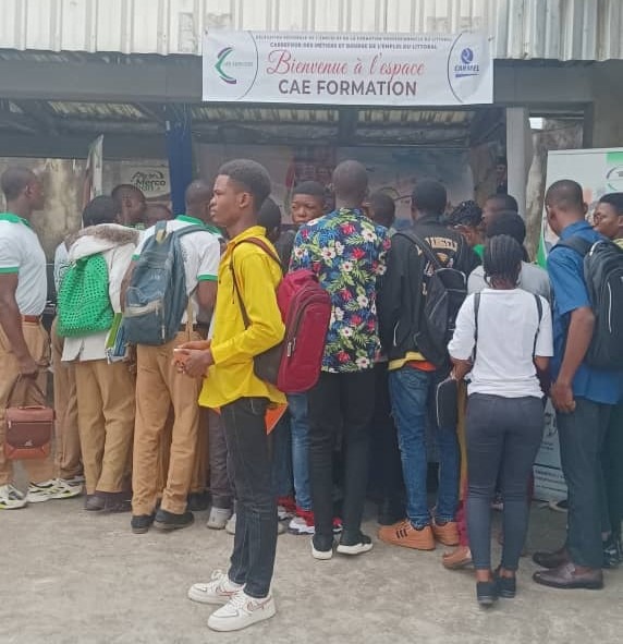 Il est 13h00 ce mercredi 18 octobre 2023. Il fait l'une de ces chaleurs déconcertantes. Au Centre de Formation Professionnelle d'Excellence de Douala, où se tient la deuxième journée du Carrefour des Métiers et Bourses de l'Emploi du Littoral (Carmel), 7ème édition, entreprises et centres de formations exposent leurs savoir-faire dans leurs stands respectifs.