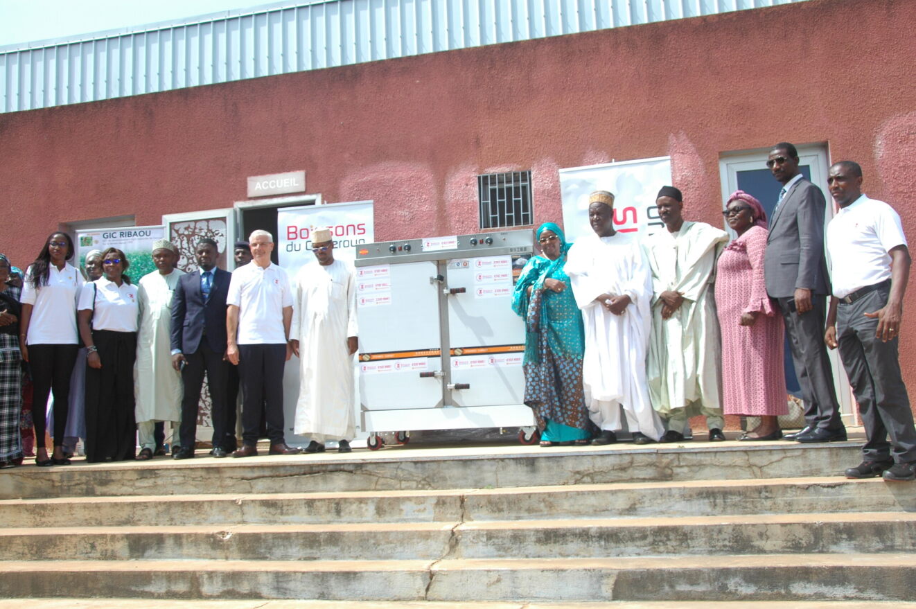 Les équipements de production offerts au GIC RIBAOU sont composés d’un cuiseur et d’une chaudière. Ceux du RAFAMO sont constitués d’une machine à transformer le manioc, d’un presseur de manioc pour amidon et d’un moulin pour moudre toutes variétés de graines.