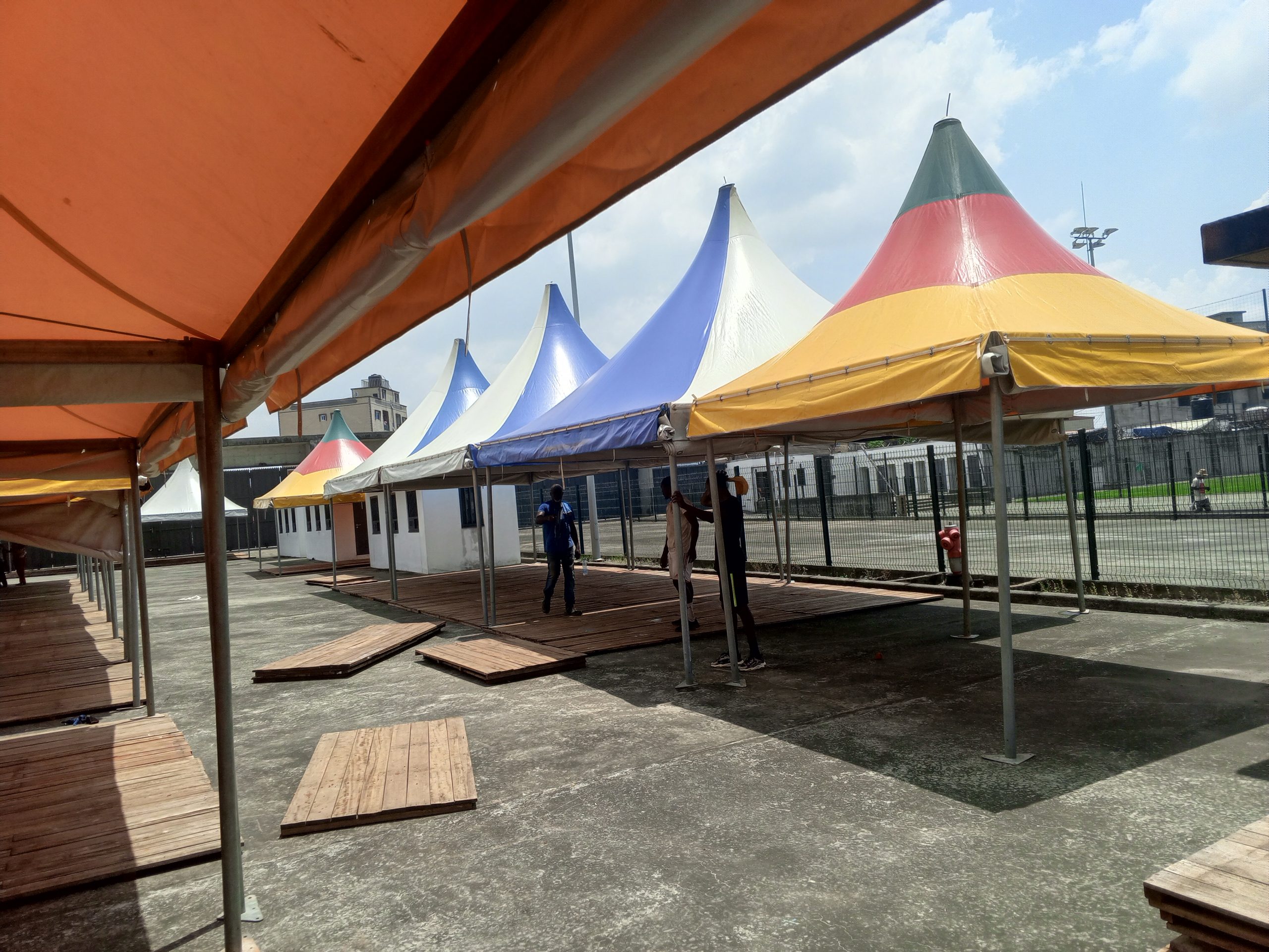 Sur 499 chapiteaux à construire au Stade Omnisports de Bepanda pour la deuxième édition de la Foire internationale des affaires et du commerce de Douala (FIAC), qui se tient du 1er au 12 novembre 2023, plus de 350 ont déjà été érigés. La livraison du site de l'événement est prévue le 26 octobre.