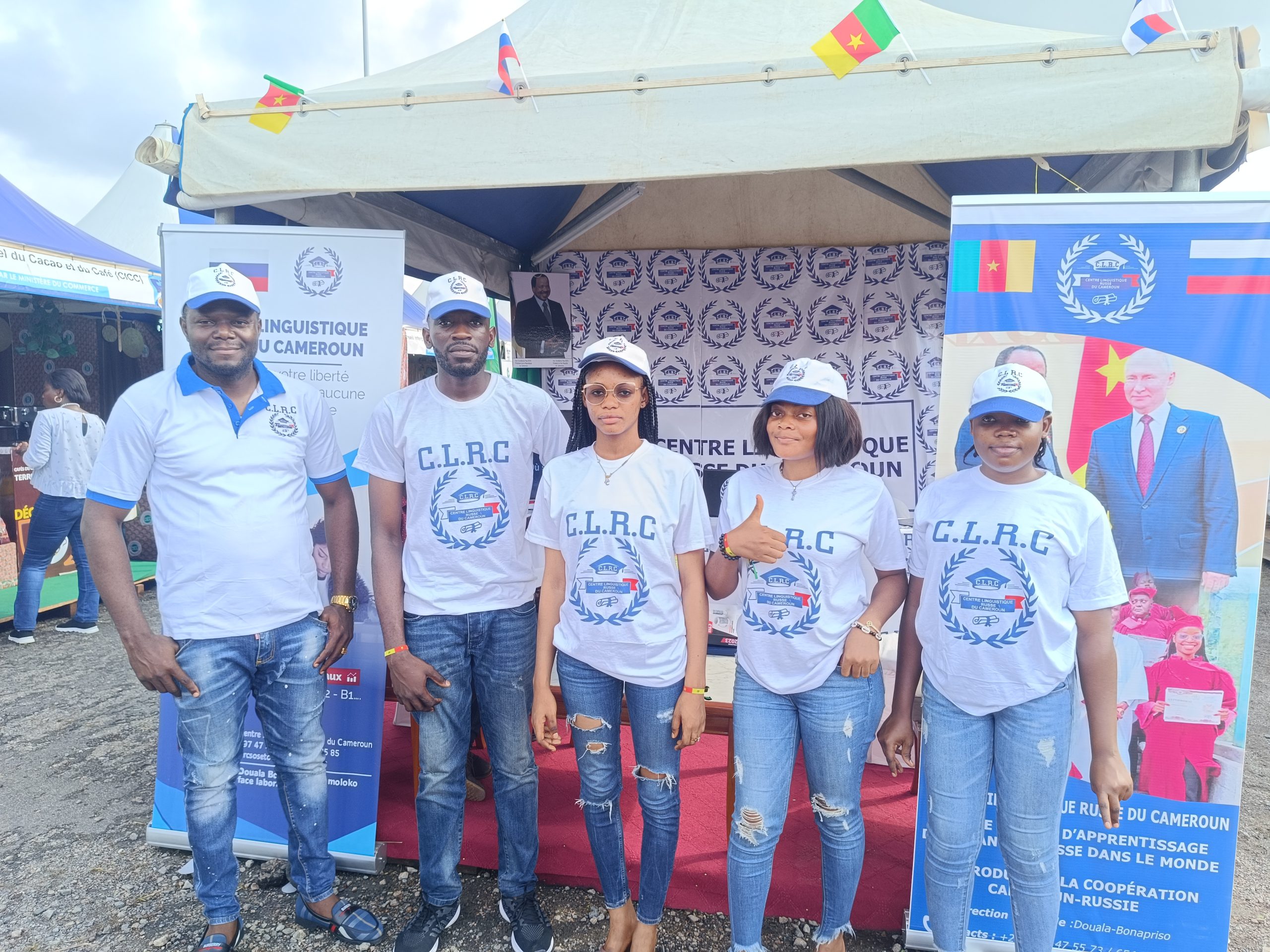 12 jours. C’est le nombre de jours qu’il faut au top management du Centre linguistique russe du Cameroun (CLRC) pour convaincre les visiteurs de son stand. Les commerciaux de ce centre pilote lancé en avril 2023 font les yeux doux aux Camerounais durant la deuxième édition de la Foire internationale des Affaires et du Commerce de Douala (FIAC), qui se tient depuis le 1er novembre à l’esplanade du Stade Omnisports de Bépanda. 