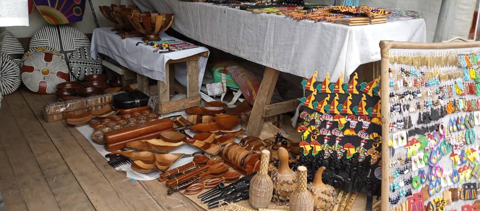 La Foire Internationale des Affaires et du Commerce  de Douala (FIAC)  accueille depuis le 1er novembre 2023 des exposants exerçant dans l'artisanat pour faire valoir leurs sculptures.