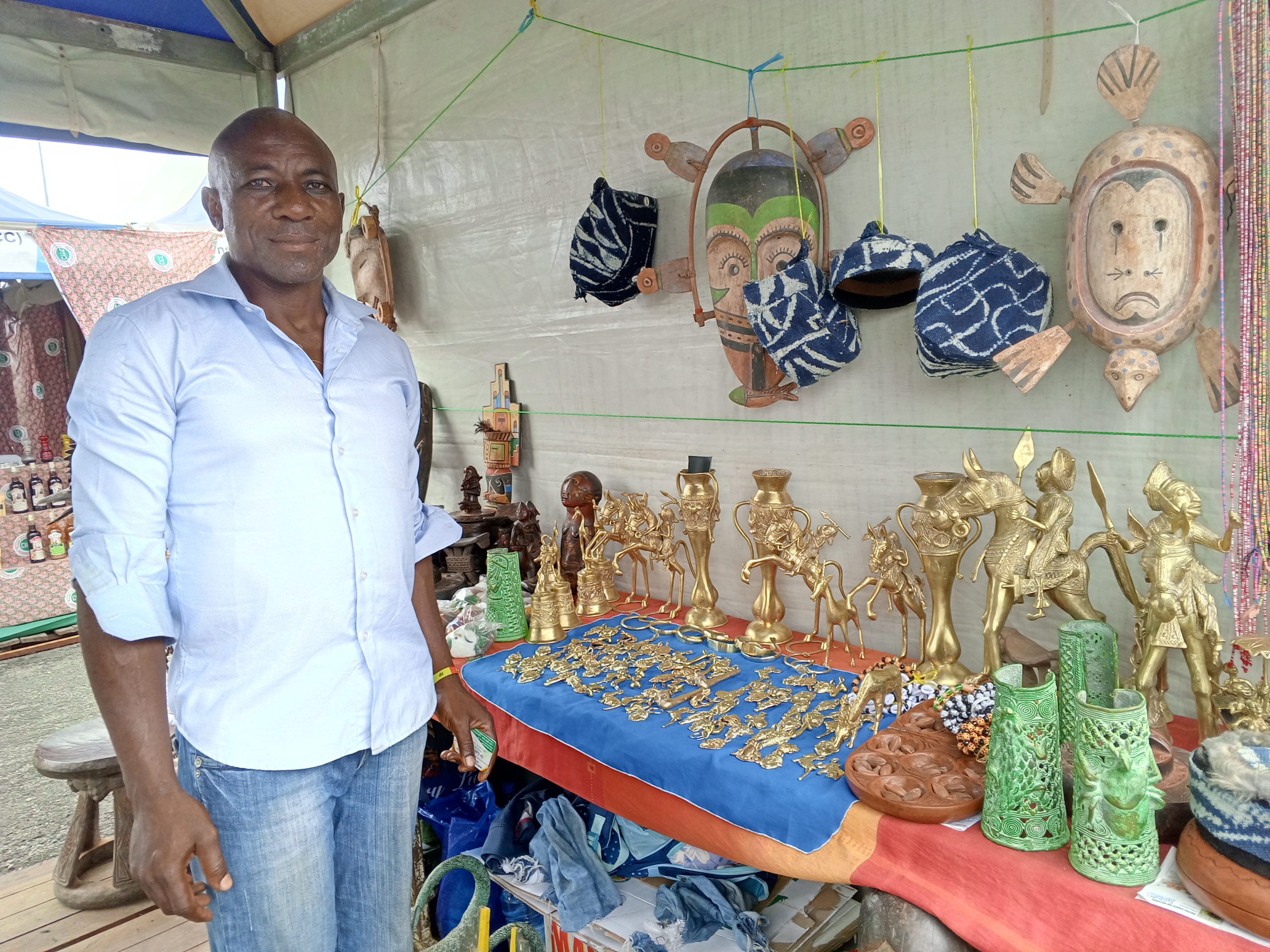 Ses œuvres donnent un éclat singulier à son stand. Exposés sur une table recouverte d’un tissu rouge et bleu, ces objets d’art faits en bronze et en bois, représentent le Cameroun profond. Ce sont des masques, des guerriers sur des chevaux, des porte-clés, et des pendentifs pour décoration. Leur concepteur, Mouansie Amidou, artisan fondeur membre du GIC Afoson (Association des artisans fondeurs et soudeurs du Noun), est particulièrement satisfait de ses productions « qui reflètent l’histoire, notre culture africaine. »