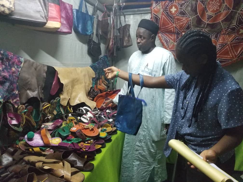 Le promoteur de Sare Laral sarl, originaire de Maroua, à l’Extrême-Nord du Cameroun, expose son savoir-faire à la Foire Internationale des Affaires et du Commerce de Douala, qui se tient du 1er au 12 novembre 2023 à l’esplanade du Stade Omnisports de Bepanda.