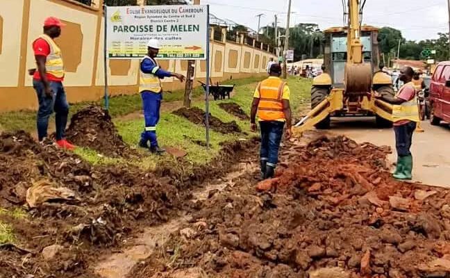 Le Maire de la ville annonce que « le tronçon Ekounou-Carrefour Nkomo dont les travaux de bitumage ont été réalisés par la Communauté urbaine de Yaoundé (CUY) est opérationnel ». État des lieux des routes dans quelques arrondissements de la ville.