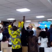 La filiale de l'opérateur du transport et de la logistique en Afrique, a réuni du beau monde mardi 23 janvier 2024, dans sa fan zone de Bonanjo, aménagée pour suivre les matchs de la 34ème édition de la Coupe d’Afrique des Nations (CAN) qui se déroule en Côte d’Ivoire. La première victoire de la sélection camerounaise face à celle de la Gambie (3-2) y a été vécue en direct en présence du top management.