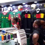 Dans les marchés, rues et débits de boissons, c'est l'atmosphère des jours habituels. Maillots, drapeaux, vuvuzelas, bracelets et autres gadgets ne sont pas très en vogue, comme cela est de coutume à la veille des grandes compétitions comme celle-ci. « C'est comme s'il n'y avait pas la CAN. Je suis venu acheter mon One All Sports de supporter mais, je n'ai trouvé que les anciens maillots. C'est quand-même décevant », se désole Hamidou. L’amoureux du ballon rond sort fraichement d'une boutique de vente de survêtements de sport située au carrefour Ndokoti.