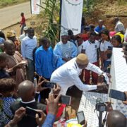 Les 27 et 29 décembre 2023, Boissons du Cameroun et ses filiales la Société Camerounaise de Verrerie (Socaver) et la Société des Eaux Minérales du Cameroun (SEMC) ont rétrocédé officiellement aux autorités locales deux forages et un réseau d’adduction d’eau potable.