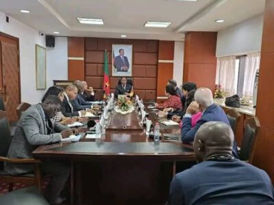 Des concertations ont eu lieu ce 1er février 2024 à Yaoundé, entre le ministère des Travaux publics et la Standard Chartered Bank, représentée par son Directeur Général au Cameroun. Au menu des échanges, le planning de mise en œuvre du projet de construction, ainsi que la convention de financement du projet.