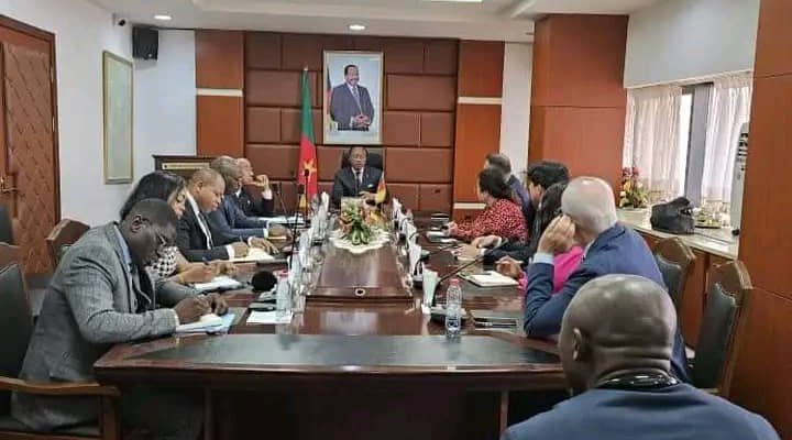 Des concertations ont eu lieu ce 1er février 2024 à Yaoundé, entre le ministère des Travaux publics et la Standard Chartered Bank, représentée par son Directeur Général au Cameroun. Au menu des échanges, le planning de mise en œuvre du projet de construction, ainsi que la convention de financement du projet.
