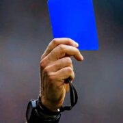 L’International Football Association Board (IFAB) et la Fédération Internationale de Football Association (FIFA) sont dans la tourmente. Pendant que le premier suggère de faire des essais au niveau de l’élite du football, le second défend bec et ongle que le test doit se faire au niveau inférieur et de manière responsable.