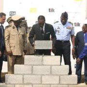 Le ministre délégué à la présidence chargé de la Défense, Joseph Beti Assomo, a procédé ce 19 février 2024 à la signature de la convention et la pose de la première pierre du centre de secours de Bassa à Douala, dans la zone industrielle Magzi.