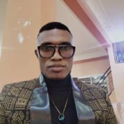 Ce jeune magistrat exerçant à la Cour d’appel du Littoral par ailleurs membre de la Jeunesse du Président Paul Biya (Presby), a été gratifié ce 28 février 2024, du titre de Dr d’Etat à l’université de Yaoundé 2. Un sacre qui lui est dû manifestement de par son engagement et surtout sa détermination à défendre des causes nobles.