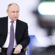 Selon un post sur son compte Instagram (Instagram est interdit en Russie en raison de sa propriété par Meta, qui a été désignée comme extrémiste), l’interview sera publiée sur le site web du journaliste.