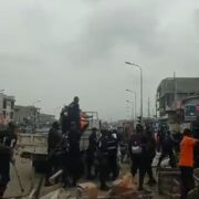 Ils se sont attaqués à une équipe de la police municipale le mardi 19 mars 2024, alors qu'elle était en mission d'assainissement de ce carrefour situé dans le 3ème arrondissement de la capitale économique camerounaise.