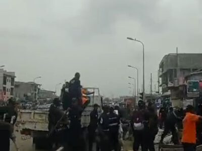 Ils se sont attaqués à une équipe de la police municipale le mardi 19 mars 2024, alors qu'elle était en mission d'assainissement de ce carrefour situé dans le 3ème arrondissement de la capitale économique camerounaise.