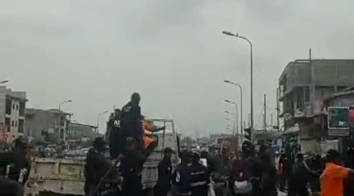 Ils se sont attaqués à une équipe de la police municipale le mardi 19 mars 2024, alors qu'elle était en mission d'assainissement de ce carrefour situé dans le 3ème arrondissement de la capitale économique camerounaise.