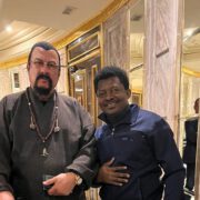 Citoyen russe depuis 2016, l’acteur américain Steven Seagal est aperçu sur une photo avec l’homme d’affaires camerounais Emile Parfait Simb. L’image est publiée le 28 mars 2024 sur le compte X (ex-Twitter) du Limocoin Swap, la crypto-monnaie de renommée internationale créée par Emile Parfait Simb. Elle est accompagnée de ce message subliminal : « Limocoin, ce qui arrive là, Dieu seul sait. Hier c'était AMPLIVO, ensuite Corsair Group, puis traitement de déchet. Et après transformation en biocarburant. Le ciel est notre limite ».