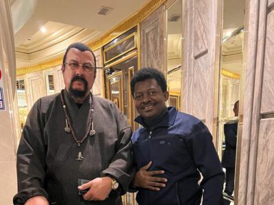 Citoyen russe depuis 2016, l’acteur américain Steven Seagal est aperçu sur une photo avec l’homme d’affaires camerounais Emile Parfait Simb. L’image est publiée le 28 mars 2024 sur le compte X (ex-Twitter) du Limocoin Swap, la crypto-monnaie de renommée internationale créée par Emile Parfait Simb. Elle est accompagnée de ce message subliminal : « Limocoin, ce qui arrive là, Dieu seul sait. Hier c'était AMPLIVO, ensuite Corsair Group, puis traitement de déchet. Et après transformation en biocarburant. Le ciel est notre limite ».