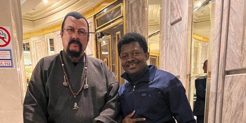 Citoyen russe depuis 2016, l’acteur américain Steven Seagal est aperçu sur une photo avec l’homme d’affaires camerounais Emile Parfait Simb. L’image est publiée le 28 mars 2024 sur le compte X (ex-Twitter) du Limocoin Swap, la crypto-monnaie de renommée internationale créée par Emile Parfait Simb. Elle est accompagnée de ce message subliminal : « Limocoin, ce qui arrive là, Dieu seul sait. Hier c'était AMPLIVO, ensuite Corsair Group, puis traitement de déchet. Et après transformation en biocarburant. Le ciel est notre limite ».