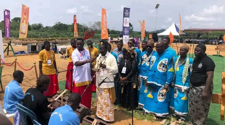 Tenue du 1er au 3 mars 2024, la 6e édition du festival culturel Madiba organisé sur les berges du Wouri à Bona‘Anja Siga-Bonjo, village de l’arrondissement de Yabassi (département du Nkam), a attiré une foule importante dans ce village du canton Wouri-Bwele, riche de sa nature luxuriante et de ses promesses de développement. L'événement était placé sous le très haut patronage du président de la République.