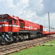 Situation tendue ce vendredi 26 avril 2024, dans le petit village Mandjap, dans la région du Littoral. Dans la matinée, les populations de cette localité ont bloqué le passage d’un train de Camrail. Une solution a immédiatement été trouvée à leurs revendications. Les populations de la gare d’après, à So-Dibanga ont emboité le pas à leurs voisins avec plus de détermination, allant jusqu’à réclamer la somme de 1 300 000 FCFA en guise de dommages et intérêts pour leurs denrées alimentaires « qui ont été abimées du fait des multiples retards que causeraient les trains qui desservent leurs différentes localités », rapporte un témoin sur le lieu de la scène.