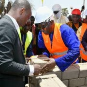 Au-delà de la pose de la première pierre, symbole du lancement des travaux de sa construction par Jules Doret Ndongo, ministre des forêts et de la faune, il s’agira de renforcement des capacités de courte durée pouvant avoir une influence immédiate, positive et durable sur la pratique agropastorale des populations autochtones et transhumantes. 