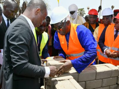 Au-delà de la pose de la première pierre, symbole du lancement des travaux de sa construction par Jules Doret Ndongo, ministre des forêts et de la faune, il s’agira de renforcement des capacités de courte durée pouvant avoir une influence immédiate, positive et durable sur la pratique agropastorale des populations autochtones et transhumantes. 