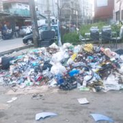 Un immense dépôt d'ordures s'est créé au lieu-dit Bonakouamouang (Rue Commandant Fuller), situé au quartier Akwa, dans la capitale économique camerounaise. Une situation qui met en mal les commerçants et leurs activités. 