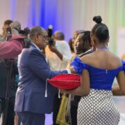 L’annonce a été faite le 5 avril 2024 par le Directeur général de la société Source du Pays au cours de la cérémonie de décoration de ses 217 collaborateurs par le ministre camerounais du Travail et de la sécurité sociale.
