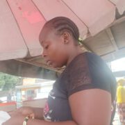 Située derrière le Collège de la Salle, au quartier Akwa à Douala, la jeune femme subvient à ses besoins grâce au commerce de ce plat traditionnel originaire des régions anglophones du Cameroun.