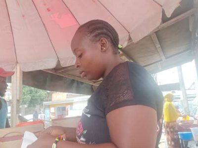 Située derrière le Collège de la Salle, au quartier Akwa à Douala, la jeune femme subvient à ses besoins grâce au commerce de ce plat traditionnel originaire des régions anglophones du Cameroun.