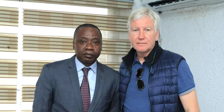 Comme annoncée, la rencontre entre le Belge et le Secrétaire général de la Fédération camerounaise de football s’est déroulée ce lundi 13 mai 2024 au siège de l’instance faitière, à Yaoundé. Contrairement à ses affirmations, le conseiller technique numéro un au ministère des Sports et de l’éducation physique n’aurait pas assisté à cette assise.
