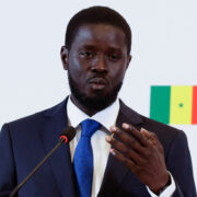 Lorsque Macky Sall accède à la magistrature suprême, il débarque avec le Plan stratégique économique (PSE) sur lequel est adossé un chapitre entier qui traite des infrastructures: ponts, routes, autoroutes à péage, Bus rapide, nouvelle ville. Le pays est en chantier au grand enchantement des rusés occidentaux qui surnomment par flagornerie Macky Sall le bâtisseur.